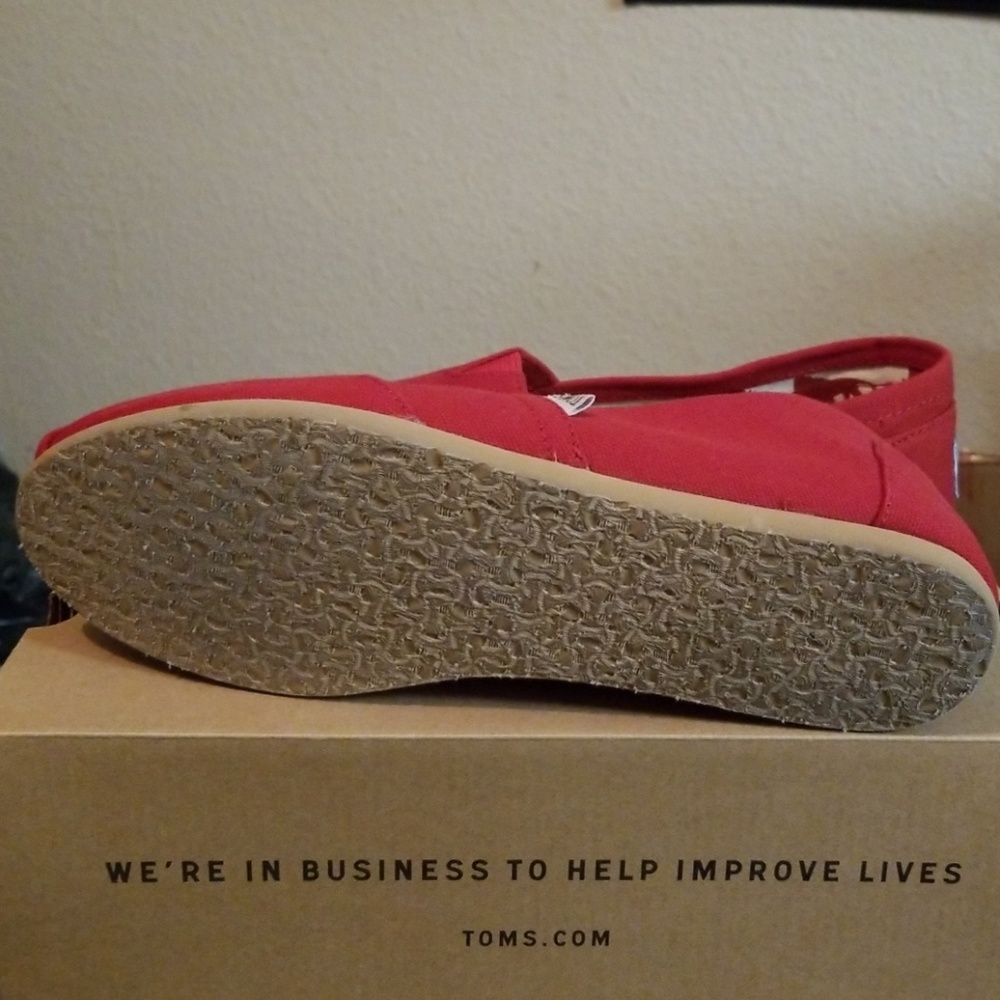 Toms - Picture 2 of 3